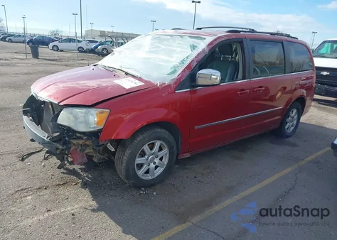 2010 Chrysler Town & Country Touring z USA, uszkodzony, nr VIN 2A4RR5D12AR130196